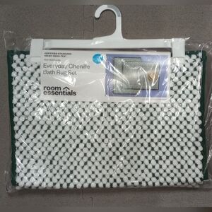 New 2 Pack Room Essentials Chenille Bath Rug Set Green & White 17" X 24"